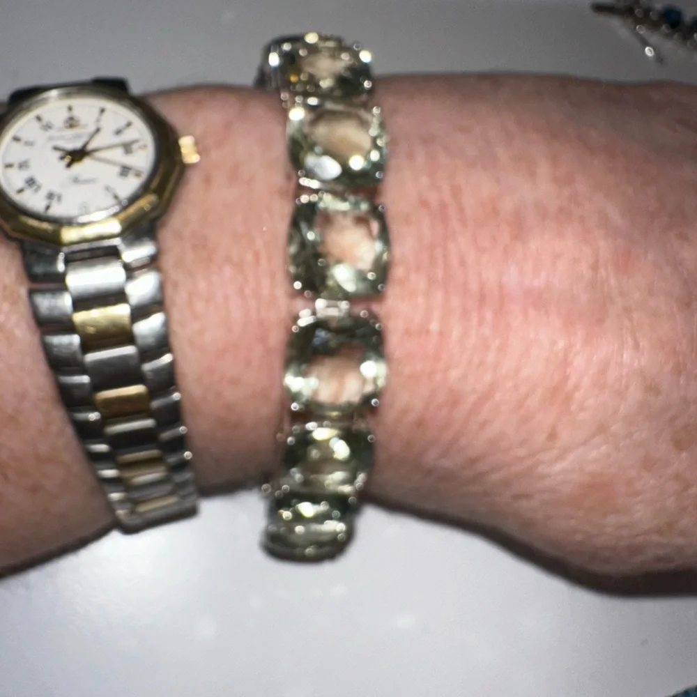 Bold and beautiful green quartz tennis bracelet - Picture 2 of 5